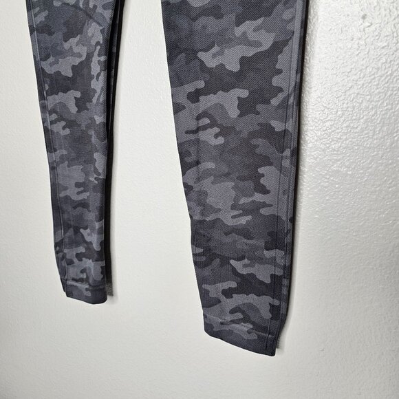 Spanx Size Medium Grey Camo Look At Me Now Seamless Leggings 2099R Slimming Crop - Picture 3 of 9